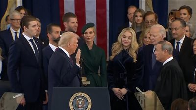 رسميًا.. ترامب يؤدي اليمين الدستورية رئيسا للولايات المتحدة الأمريكية