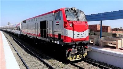 بسبب العبور الخاطئ.. مصرع طالب أسفل عجلات قطار في المنيا | بث مباشر