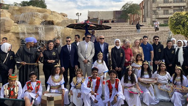 محافظ الأقصر والسائحين