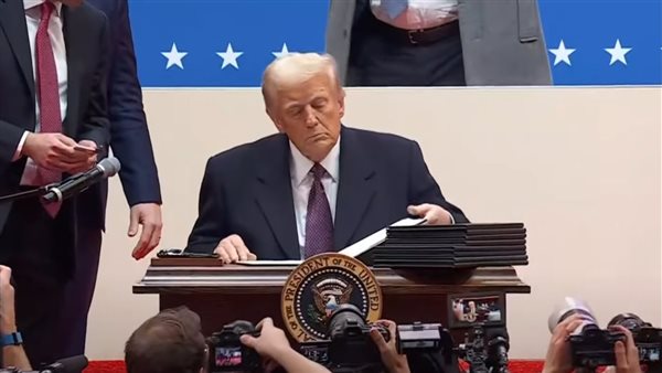 ترامب يوقع على أوامر