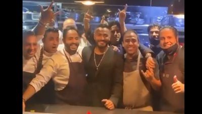 تامر حسني يرقص على أنغام “لقيت الطبطبة”.. ومؤلف الأغنية يعلق (فيديو)