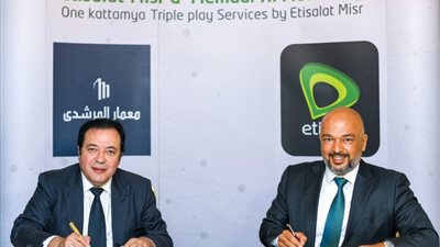 “اتصالات مصر” توقع اتفاقية لإنشاء بنية تحتية للاتصالات بمشروع “وان قطامية”