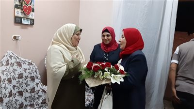 “القومي للمرأة” يزور سيدة القطار لتقديم باقة ورد تكريمًا لها (صور)