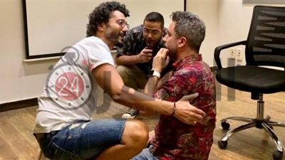 “القاهرة 24” ينشر أول صورة من بروفات خالد النبوي مع الباجوري في “قمر 14”