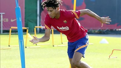توديبو يتلقى التصريح الطبي ويشارك في تدريبات برشلونة (صورة)