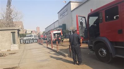 الحماية المدنية تدفع بـ3 سيارات إطفاء للسيطرة على حريق بمصنع بلاستيك في أوسيم