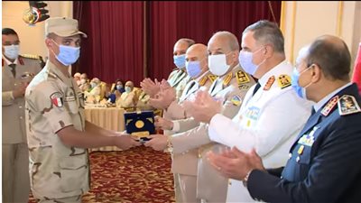 وزير الدفاع يكرم مجند واقعة قطار المنصورة (فيديو)