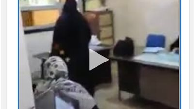 شخص يعتدي على مديرة في مدرسة بمطروح بالسب والقذف (فيديو)