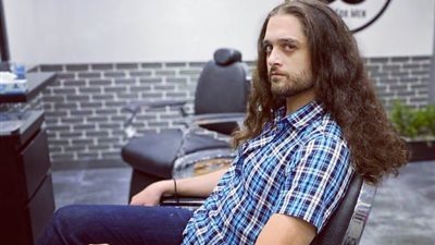 عمر خورشيد يتبرع بـ25 سم من شعره لصالح مستشفى سرطان الأطفال (فيديو)