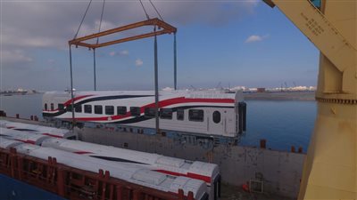 وزير النقل يعلن وصول دفعة جديدة من عربات السكة الحديد الجديدة لميناء الإسكندرية (صور)