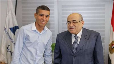 بائع الفريسكا يحصل علي العضوية الدائمة من مكتبة الإسكندرية