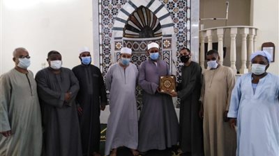 شاب قبطي يهدي مصحفًا بمناسبة افتتاح مسجد جديد بالأقصر (صور)