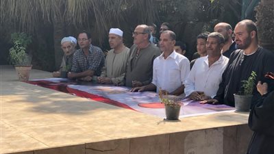 من أمام قبر والده.. كريم طلعت السادات يدشن حملته للانتخابات البرلمانية (صور)