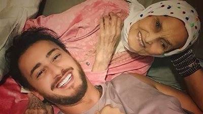 سعد لمجرد يعبِّر عن حبه لجدته ويدعو لها (صورة)