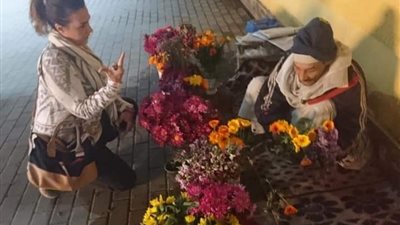 أحد متابعين سيمون تحكي لافتة إنسانية للفنانة مع جمهورها (صور)