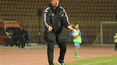 جلسة سريعة بين أحمد جلال وطارق يحيى مع لاعبي الزمالك بين شوطي مباراة أسوان