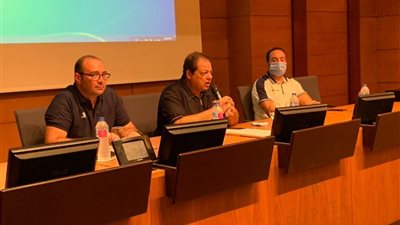 أبو العينين يجتمع مع لاعبي سيراميكا كليوباترا قبل مواجهة كوكا كولا (صور)