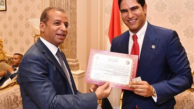 “أبو هشيمة” عقب استخراج كارنيه مجلس الشيوخ: “الحياة البرلمانية في تقدم مستمر” (صور)