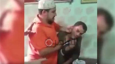 واقعة تنمر جديدة.. ضربوه بالحجر وصوروه وسخروا منه أمام المارة (تفاصيل)