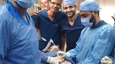 بلعه بالخطأ.. استخراج “موبايل” من معدة مريض بعد بلعه بـ7 شهور (صور)