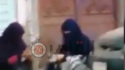 تداول فيديو لفتاتين متسولتين تعدان حصيلتهما من النقود في قنا.. ورواد فيس بوك: “الشحاتة أصبحت مهنة” (فيديو)