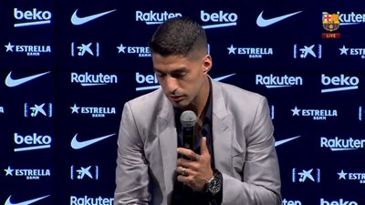 شاهد لحظة بكاء سواريز في بداية حفله الوداعي ببرشلونة (فيديو)