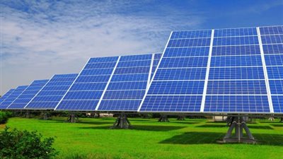 “مرفق الكهرباء” يوضح حقيقة فرض رسوم على دمج الطاقة الشمسية بالشبكة القومية