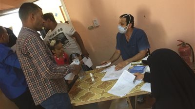 الكشف على 995 حالة خلال قافلة طبية بنجع الحي في قنا