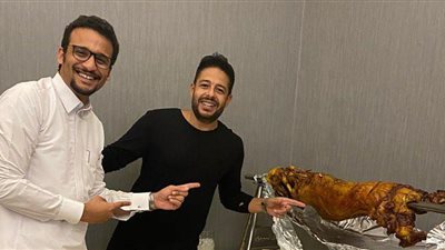 حماقي يأكل خروفًا قبل إحياء حفله بالسعودية (صور)