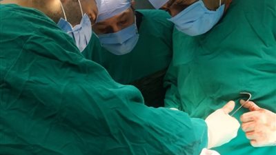 18 طبيب مخ وأعصاب يُجرون جراحة نادرة بمستشفى طنطا التعليمي في فقرات ظهر مريض (صور)