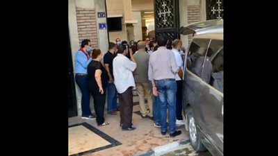 بدء توافد المُعزيين على كنيسة أبو سيفين لحضور جنازة المنتصر بالله (بث مباشر)