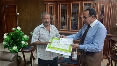 “منجد” يعثر على مشغولات ذهبية تقدر بـ 500 ألف جنيه داخل  “مخدة” بالعريش (فيديو)