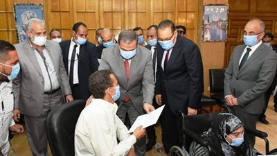 “القوى العاملة” تسلم شهادات أمان للعمالة غير المنتظمة و90 عقد عمل بالقطاع الخاص لذوي الهمم (صور)