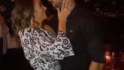 محمد الشرنوبي يرقص مع زوجته في عيد ميلادها على أنغام “قلبي ارتاح” (فيديو)