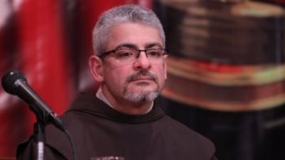 المنافق بين التكلّف والتصنّع