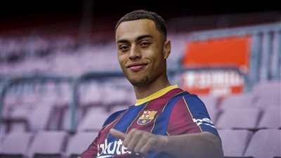 رسميًا.. برشلونة يعلن التعاقد مع سيرجينو ديست (صور)