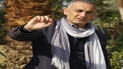 مخرج مسلسل “أبو العروسة” يطالب شركة الإنتاج بمستحقاته بعد سنوات من عرضه (فيديو)
