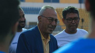 عثمان يجتمع بلاعبي الإسماعيلي قبل مواجهة سموحة بالدوري (صور)