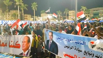 بأعلام مصر والأغاني الوطنية.. العشرات من الأقصريون يحتفلون بنصر أكتوبر بساحة أبو الحجاج