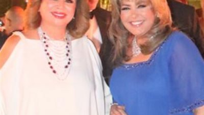 بـ لوك جديد..صابرين تهنئ إلهام شاهين بحفل زفاف شقيقها (صورة)