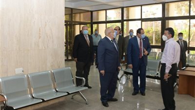 رئيس جامعة القاهرة يتفقد العيادات الطبية الجديدة بالمدينة الرياضية تمهيدًا لافتتاحها قريبًا