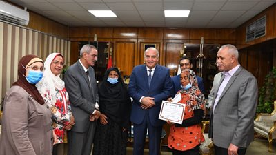 تأكيدا لـ”القاهرة 24″.. محافظ قنا يكرم أول “طالعة نخل” في الصعيد