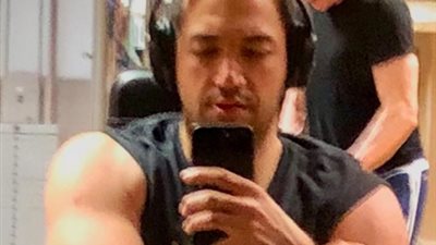 معز مسعود يستعرض لياقته البدنية داخل “الجيم” على أنغام “بون جوفي”