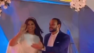 قبلات هنادي مهنا وأحمد خالد صالح لتحية الحضور بحفل عقد قرانهما (فيديو)