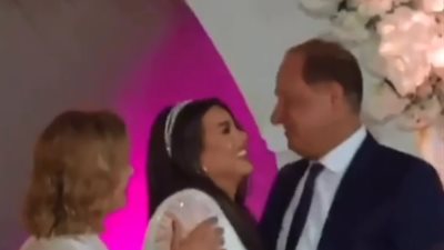 هاني مهنا ينهار من البكاء في حفل عقد قران أحمد خالد صالح وابنته (فيديو)