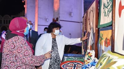وزيرة الثقافة تُسلم شهادات تخرج الدفعة الأولى للدراسين بمبادرة “صنايعية مصر” (صور)
