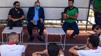 رئيس نادي البنك الأهلي يحفز لاعبيه قبل مواجهة فريق بني سويف بالممتاز ب (صور)