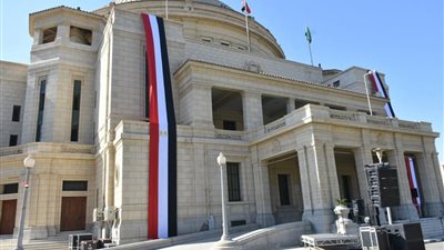 قبة جامعة القاهرة تتزين بأعلام مصر احتفالًا بانتصارات أكتوبر