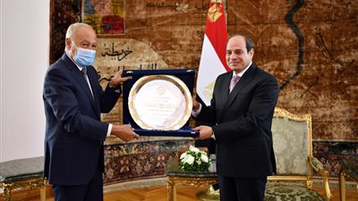 السيسي يتسلم درع العمل التنموي العربي ويهديه للمصريين لمساهمتهم في إنجاح الإصلاح الاقتصادي