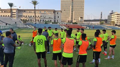 كشري يتسلح بـ25 لاعبًا في قائمة أسوان استعدادًا لحرس الحدود